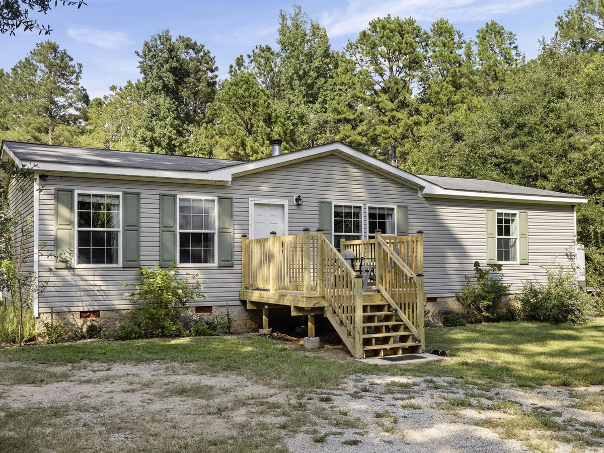 667 Lake Crystal Dr, Waynesboro, GA 30830